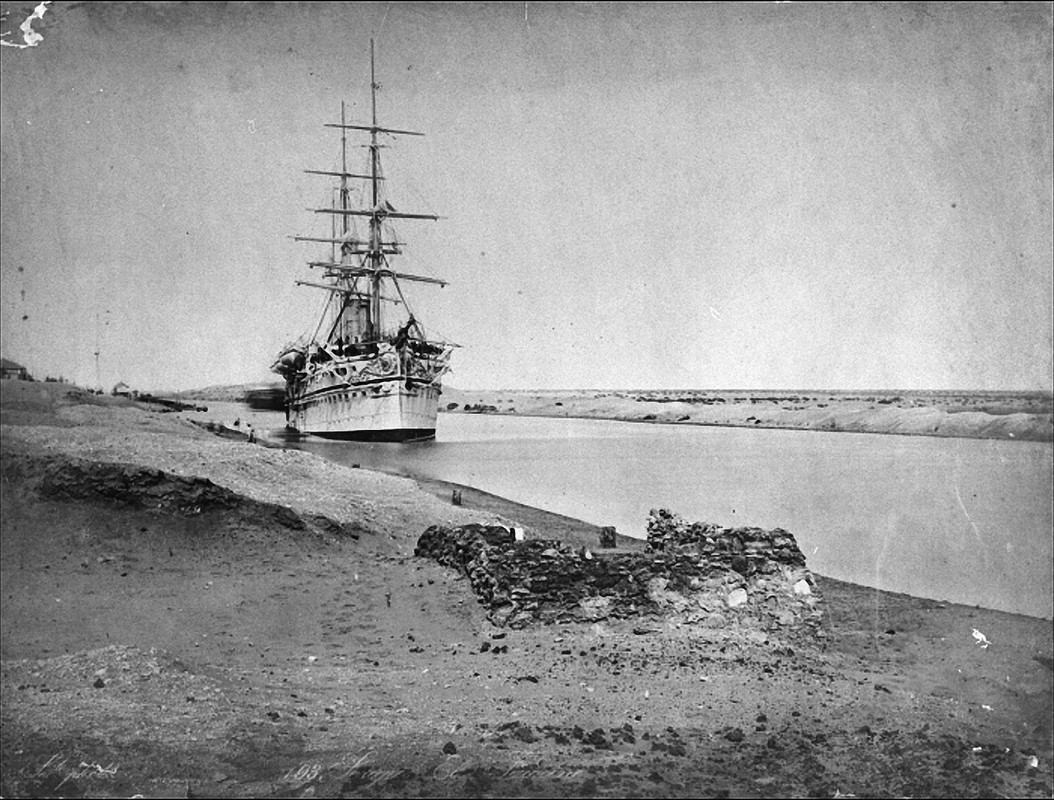 HMS Serapis входит в Суэцкий канал