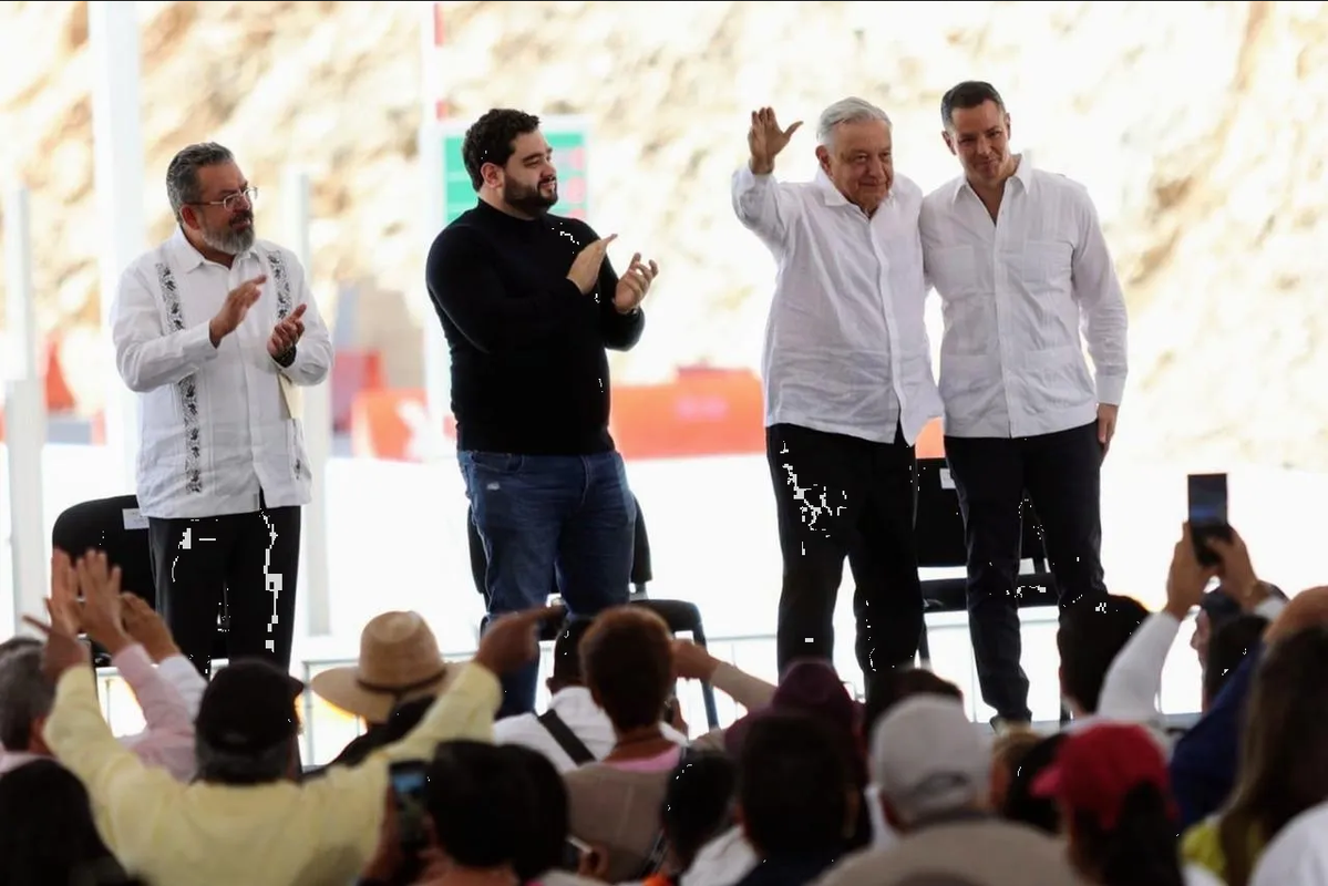 El ex priista Alejandro Murat es abucheado en evento de AMLO en Oaxaca