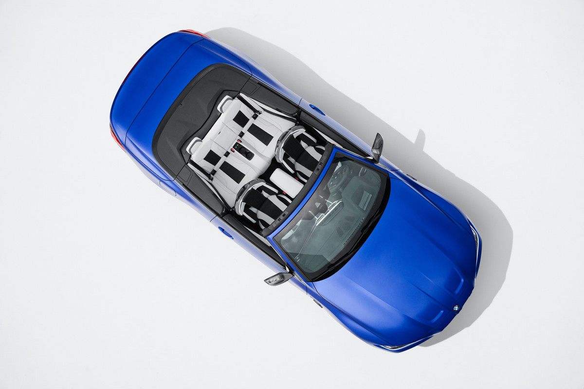 P90420210_highRes_the-new-bmw-m4-compe