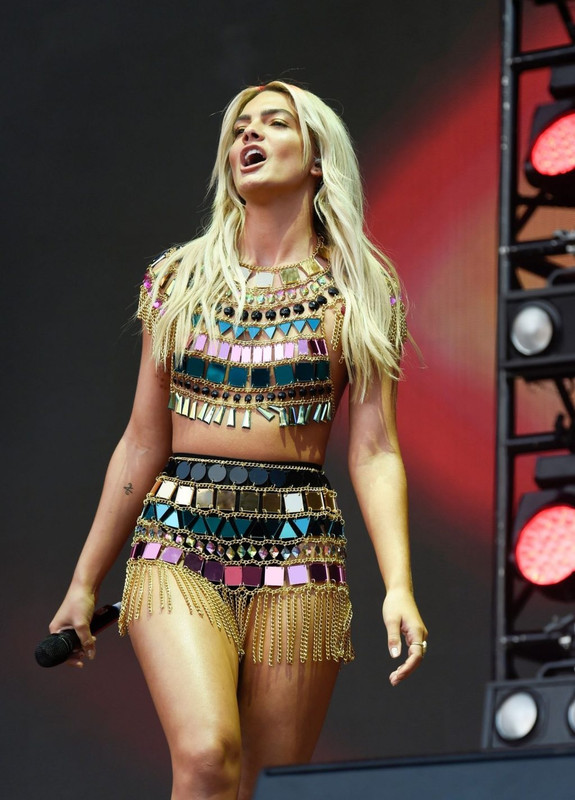 Louisa-Johnson-Booty-UPSKIRTSTARS.COM (5)