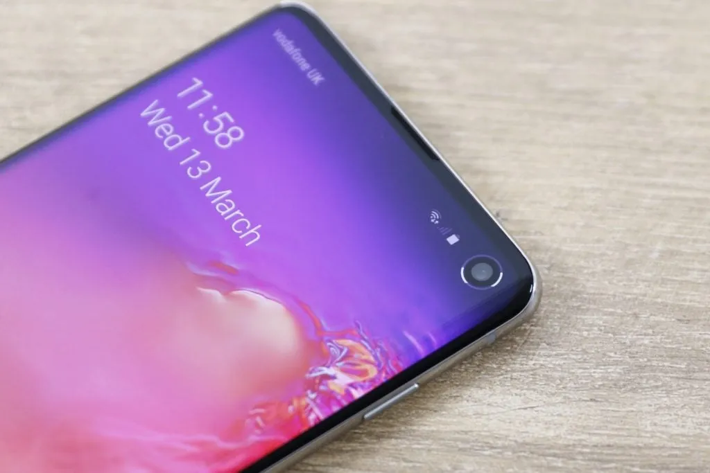 ¿Qué app te ayuda a volver útil el punto de la cámara selfie de tu celular?