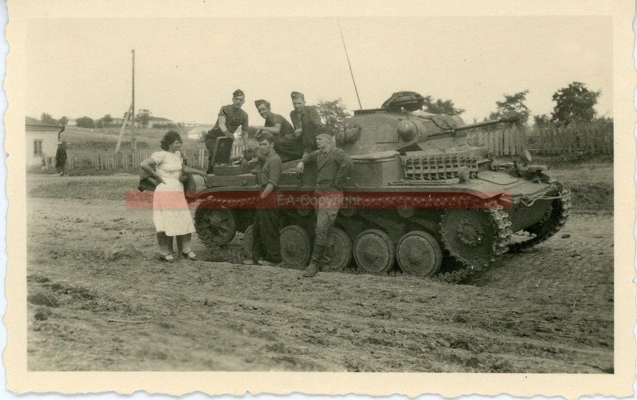 Tank Panzer II Russland Russin Frau Mädel Foto