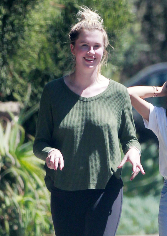 ireland-baldwin-out-and-about-in-malibu-08-19-2018-2