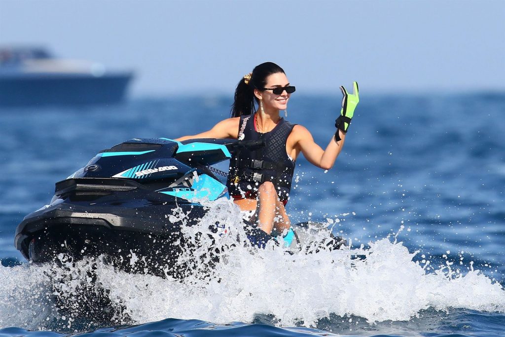 Kendall-Jenner-Sexy-Upskirt-STARS-com-1