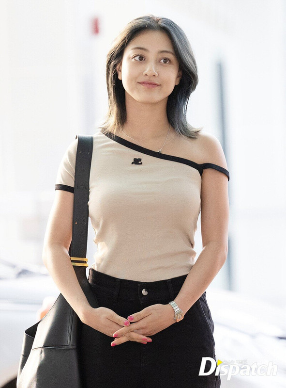 230608-TWICE-Jihyo-at-Incheon-International-Airport-documents-1