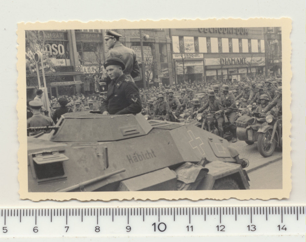 KAMERADEN MIT VIER RAD AUFKLÄRUNGSPANZER SIEGESP