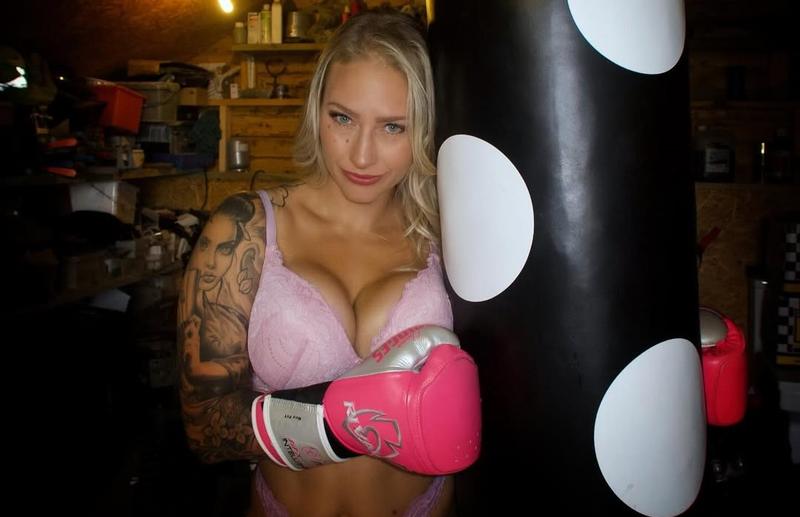 Ебани Бриджис не спира да радва феновете с провокативни снимки