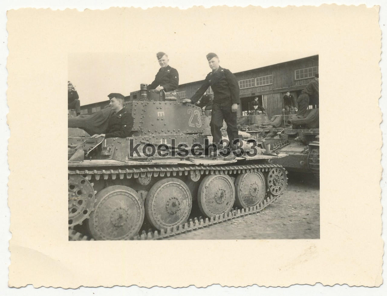 Foto Panzermänner auf Panzer 38(t) mit Kennung der 20 Panzer Div in Ohrdruf