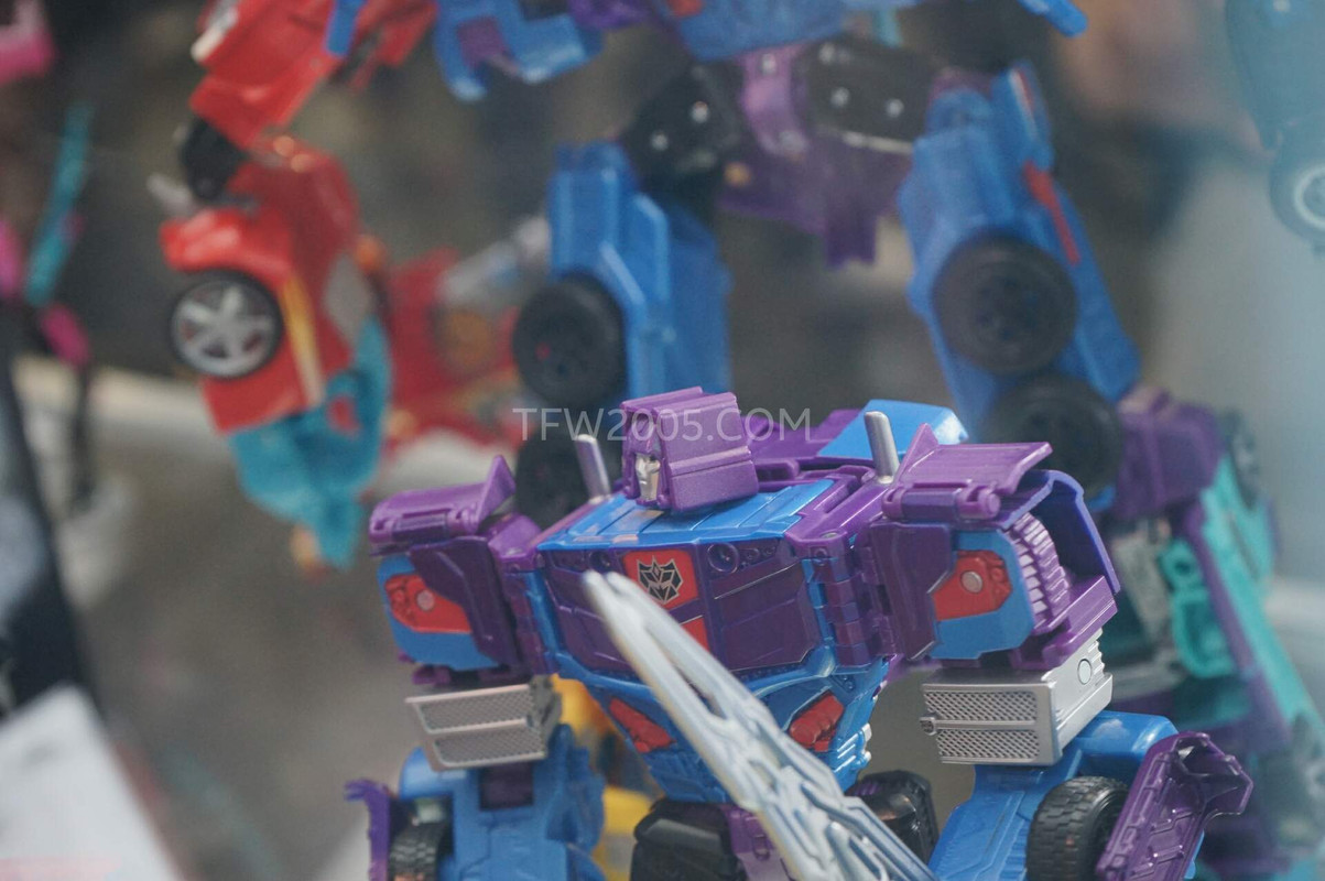 SDCC2015-Hasbro-Case-Transformers-Combiner-Wars-