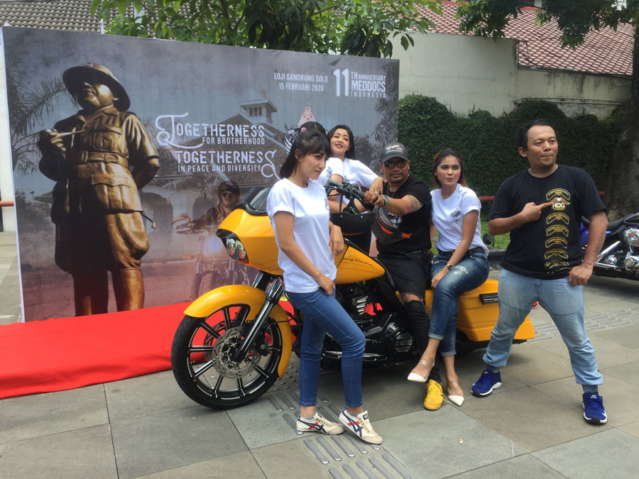 Anggota MedDocs berpose di sela kegiatan touring di Solo, Sabtu (15/2/2020)