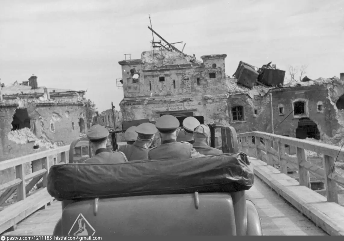 Тереспольские ворота. Адольф Гитлер и Бенито Муссолини в Брест-Литовске Август 1941