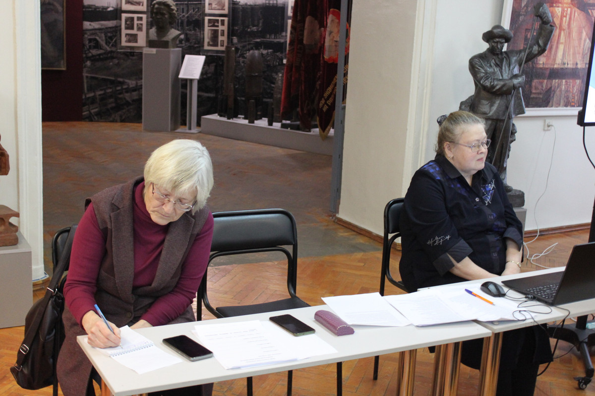 Заседание ведет куратор клуба Т.В. Смирнова (справа),  слева - председатель клуба Е.Н. Светлакова