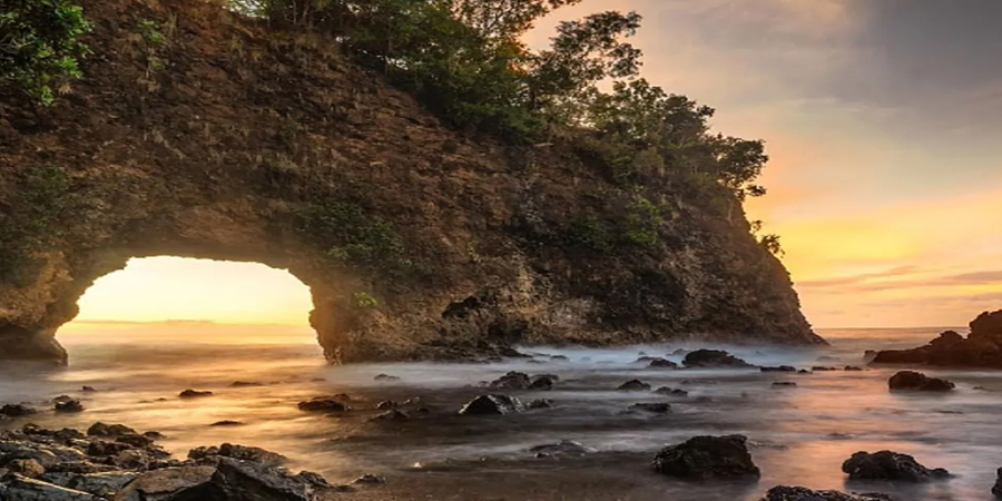 Pintu Menuju Surga! Keindahan Unik Pantai Pintu Kota Bikin Takjub!