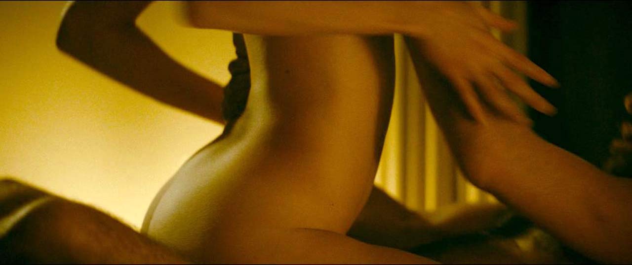 30-Charlotte-Le-Bon-Nude-Naked-1-optimized