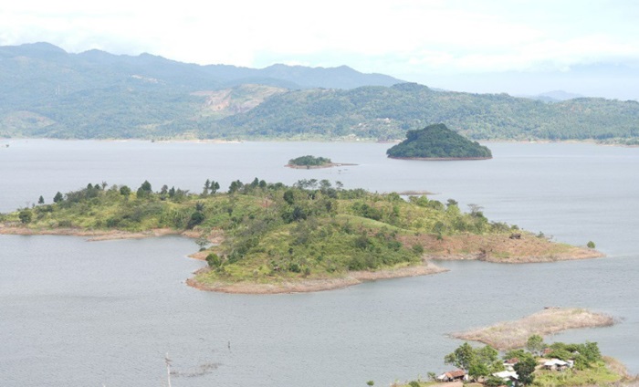 Pengunjung menikmati indahnya Puncak Permata Desa Jemah, Kecamatan Jatigede, Kabupaten Sumedang, Jawa Barat.