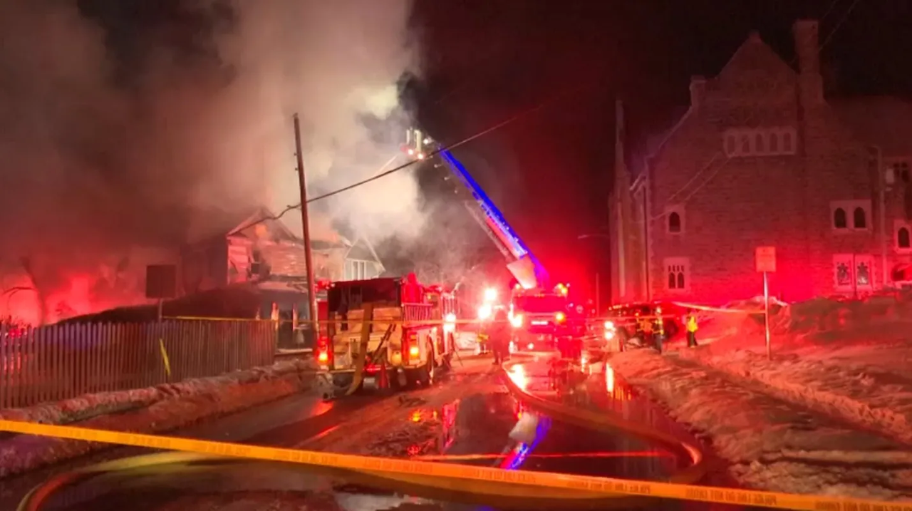 Casa en Indiana es devorada por un fuerte incendio: hay 5 niños muertos