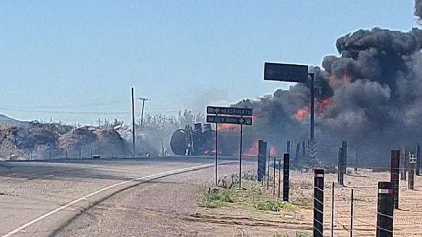 Pipa de Pemex derrapa y explota en carretera de Guaymas; reportan un muerto