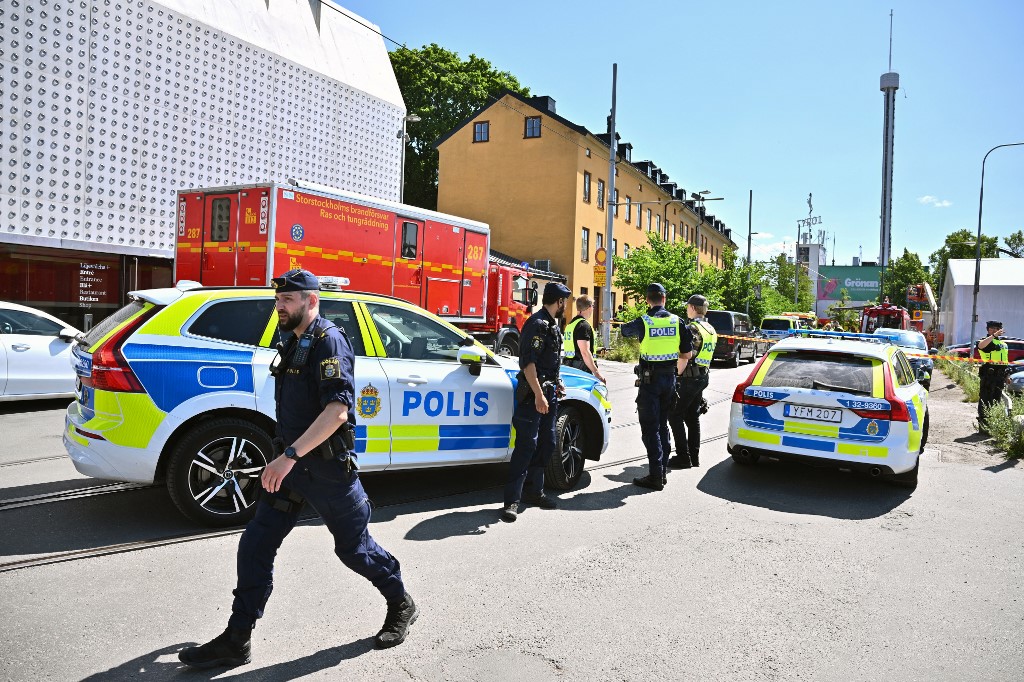 Polisi terlihat di taman hiburan Grona Lund, setelah terjadi kecelakaan di roller coaster 'Jetline' yang menyebabkan satu orang tewas, di Stockholm pada 25 Juni 2023. Sebuah gerbong di roller coaster 'Jetline' tergelincir dan jatuh dari ketinggian dari beberapa meter. Satu orang meninggal dan beberapa orang terluka, menurut laporan media Swedia pada 25 Juni. Tama
n hiburan sedang dievakuasi dan polisi telah memasang penjagaan.