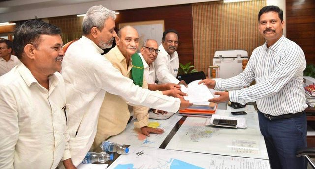 అమూల్ సంస్థకు సేల్ పాయింట్లకు స్థలములు కేటాయించటం ఆపుచేయాలి అమూల్ సంస్థకు సేల్ పాయింట్లకు స్థలములు కేటాయించటం ఆపుచేయాలి