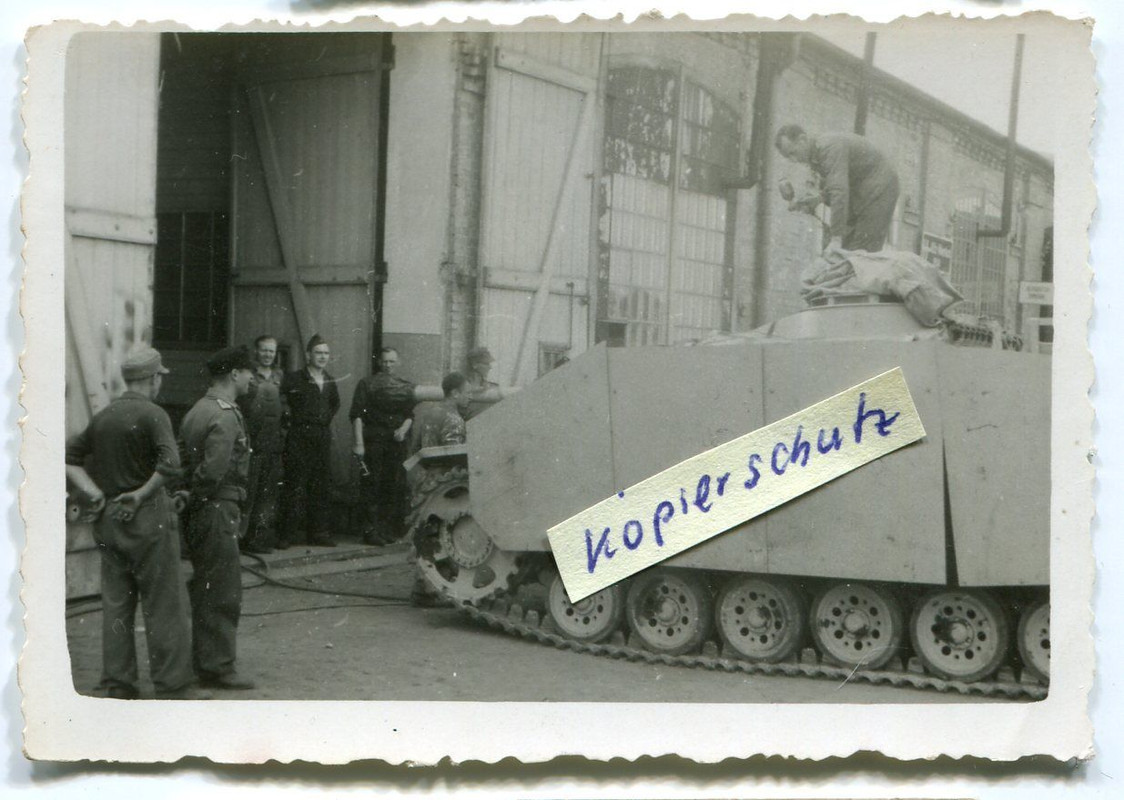 Panzer Sturmgeschütz mit Schürzen beim Lackieren