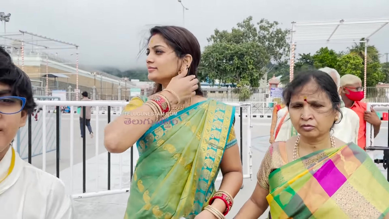 [Image: Telugu-Actress-Spotted-in-Tirumala-mkv-0010.jpg]