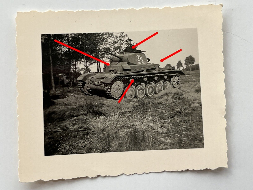 Foto Groß Born, Panzer II mit Turmnummer 24, Kommandant auf Turm, Tank