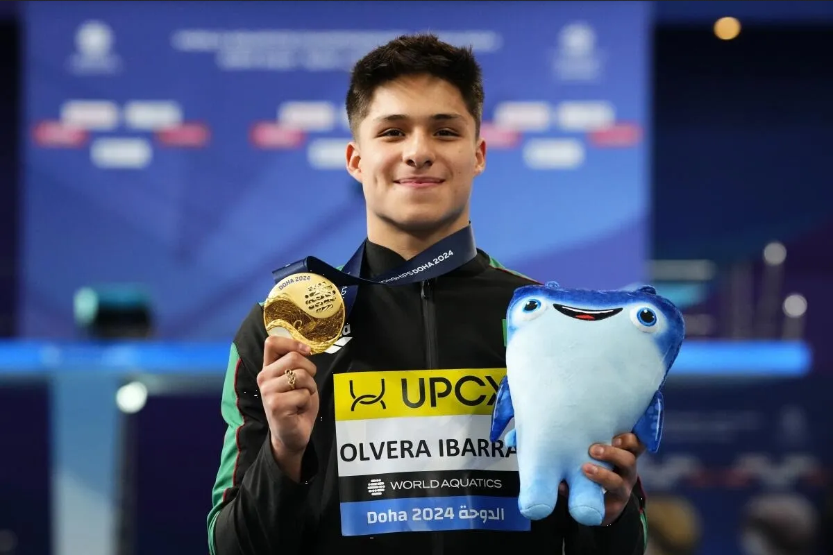 ¡Osmar Olvera, oro en el Mundial de Natación y sin beca! La Conade, en jaque por el reclamo del atleta