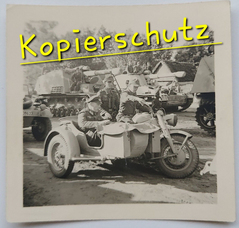 Orig. Foto Panzer Panzerjäger SDKFZ Nashorn SFL Kommandeur im Krad Vor Einsatz