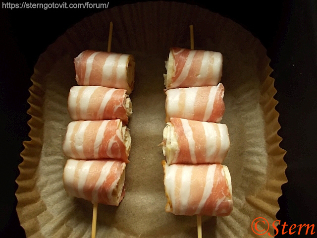 Шашлык из тортильи с сыром и беконом