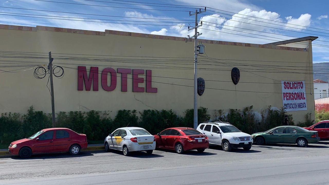 Mujer mata a un hombre dentro de un motel y huye con su camioneta en Coahuila