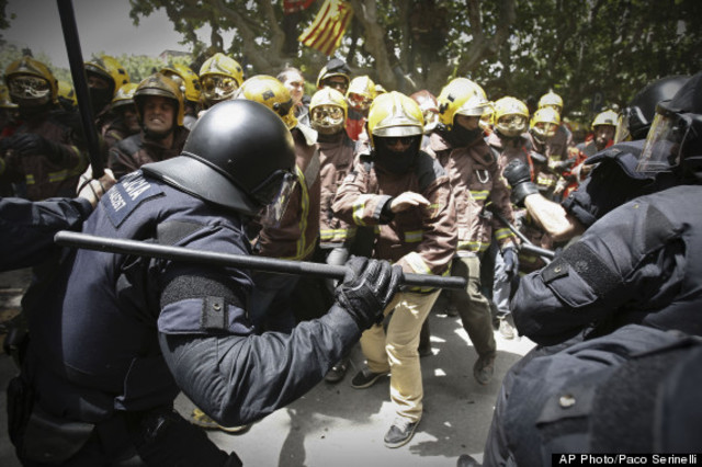 [Imagine: o-FIREFIGHTERS-RIOT-POLICE-AUSTERITY-PROTEST-570.jpg]