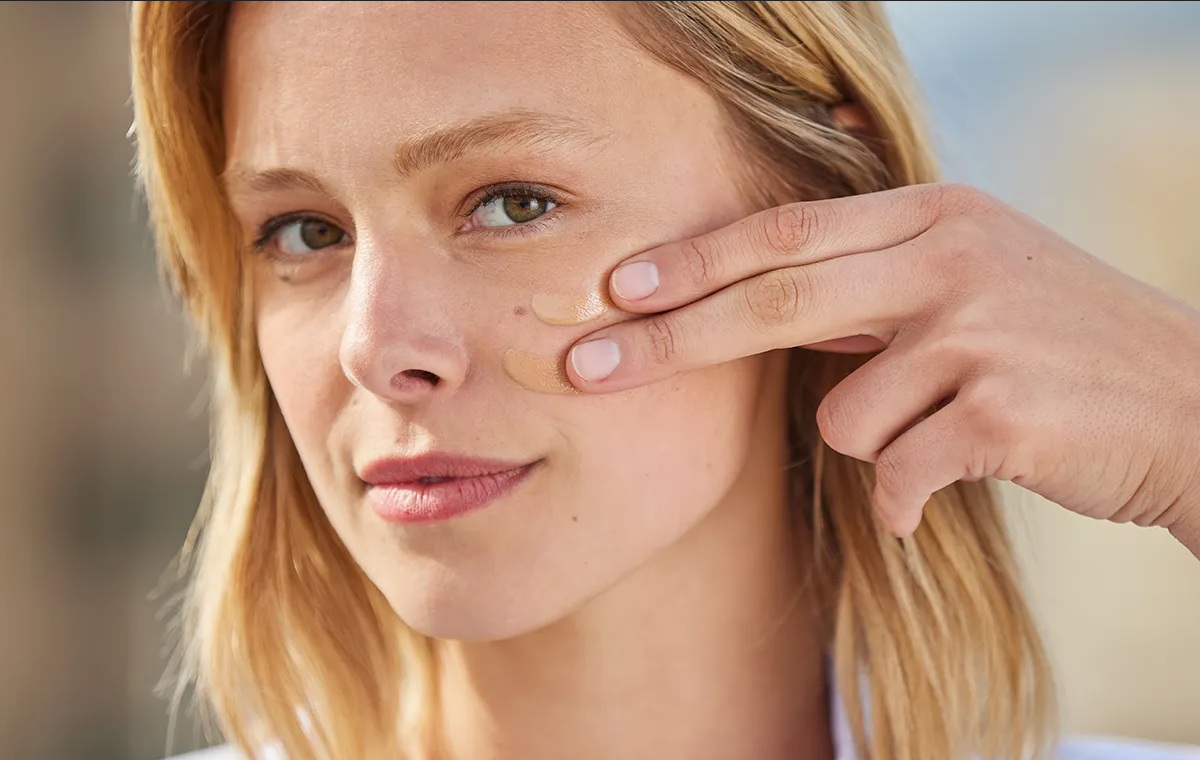 ¿Cómo mezclar mi base de maquillaje con bloqueador solar?