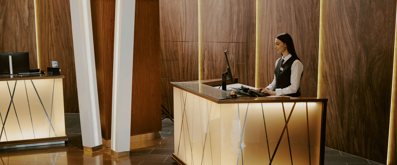 Utrzymanie czystości w recepcji i lobby hotelowym przy dużym ruchu gości
