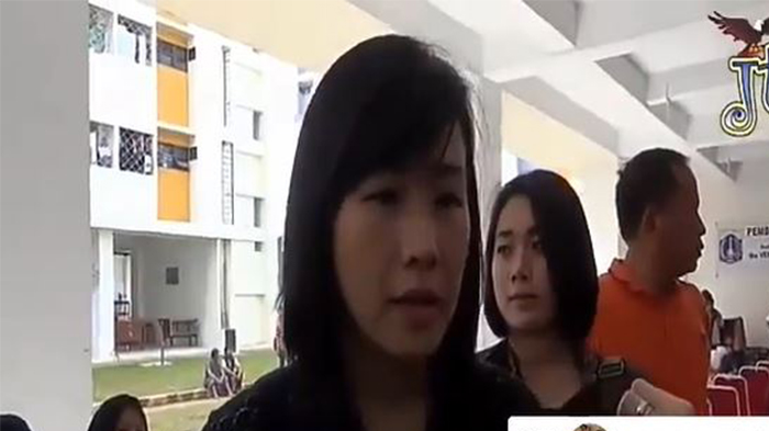 Puput menemani Veronica Tan