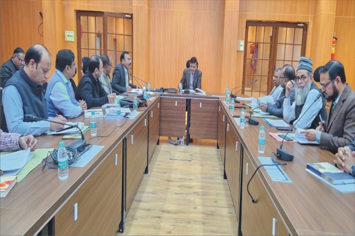 अकारण लंबित परियोजनाओं में संबंधित की जिम्मेदारी तय करते हुए आख्या उपलब्ध कराई जाए :- मंडलायुक्त 