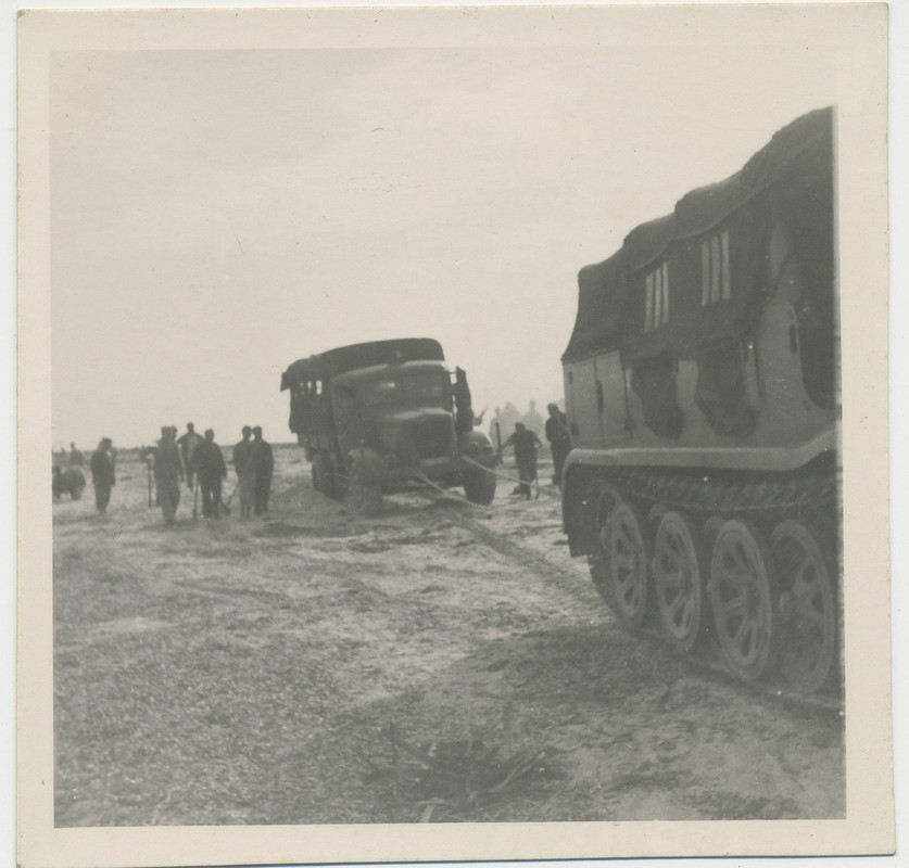 Südfront Soldaten Halbkette schleppt LKW ab 2.WK