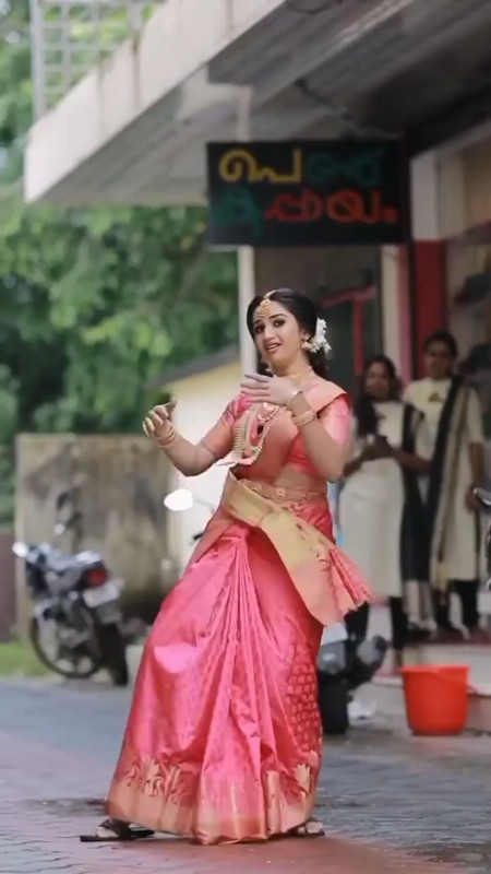 [Image: Pink-Saree-Dance-Kerala-Bride-that-girl-...35-059.jpg]