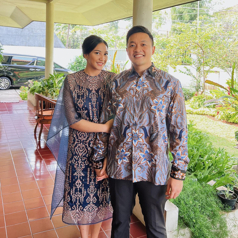 Pasangan Putri Tanjung dan Guinandra Jatikusumo saat merayakan Idulfitri 1443 H bersama sebagai suami dan istri.