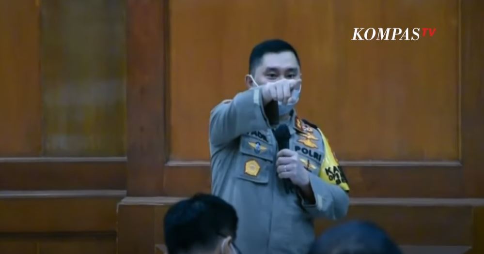 Kapolda Jawa Timur Irjen Muhammad Fadil Imran sedang menegur Kapolsek Gubeng Kompol Naufil yang tertidur.