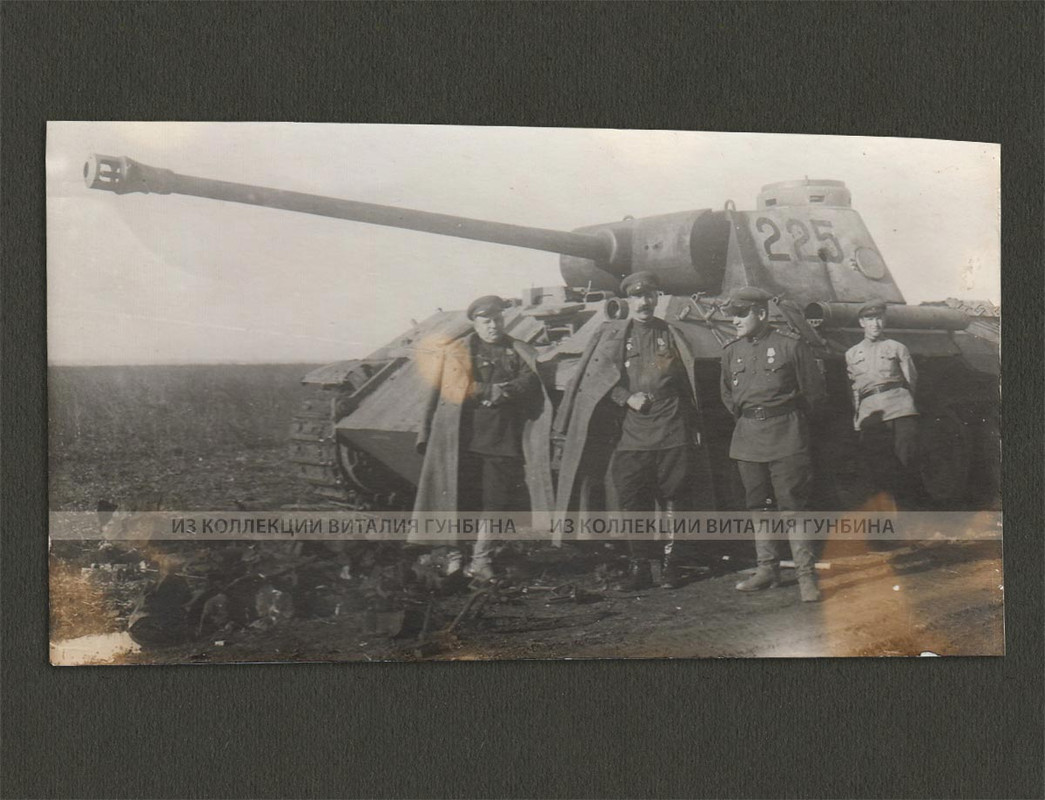 Офицеры Красной армии перед выведенным из строя 