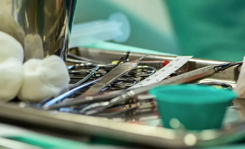 Adolescente le corta el miembro a su novio de 27 años por terminar con ella