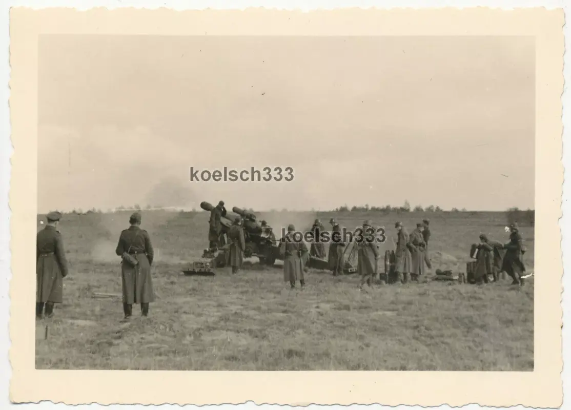 Foto Kanoniere feuern mit einer schwerer Feldhaubitze mit Mündungsbremse ...