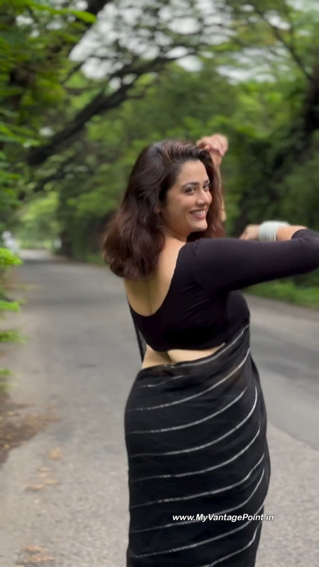 13-Marathi-Actress-Girija-Oak-Godbole-Hot-Pics-in-Black-Saree-My-Vantage-Point