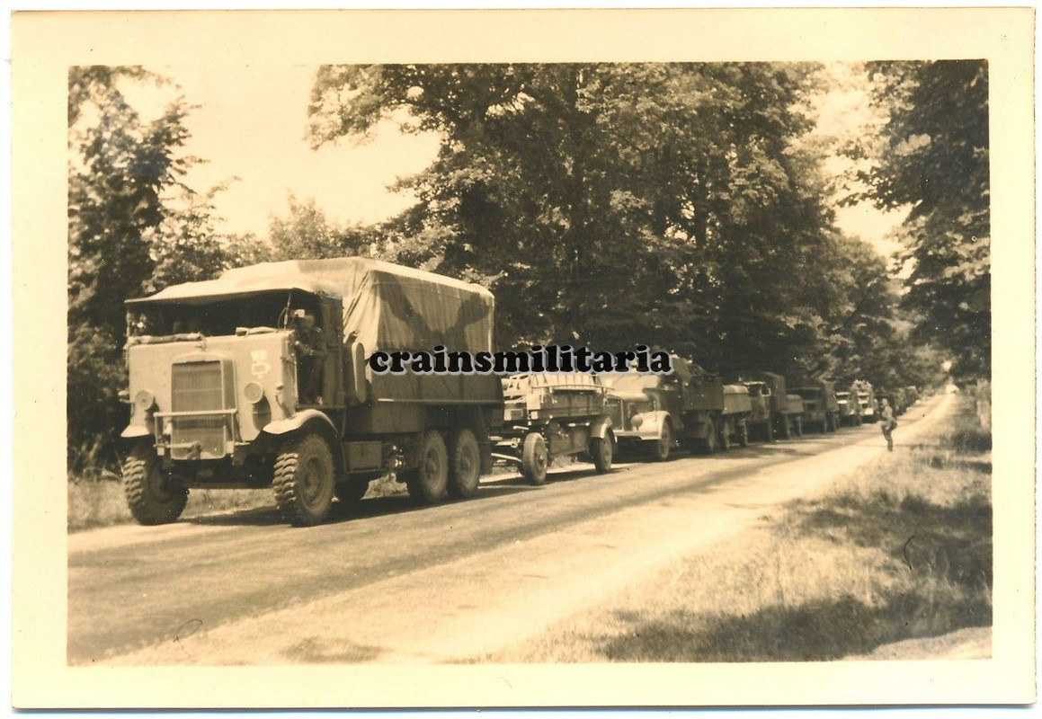 Orig. Foto Vormarsch 57.ID m. englische Beute Lkw m. Anhänger in