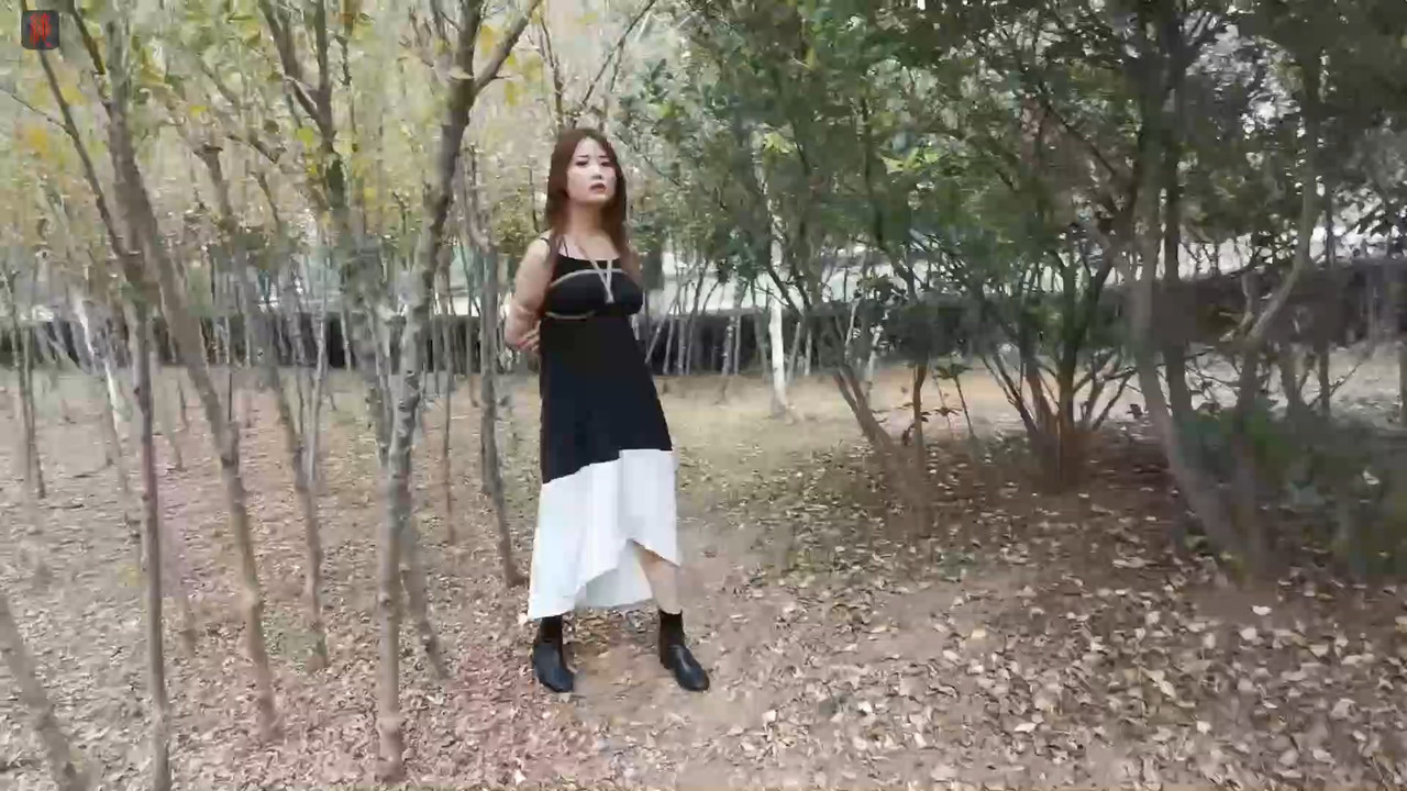 绳之韵 可爱小九妹大胆尝试户外捆绑游戏 三.mp4_20201019_091732.744
