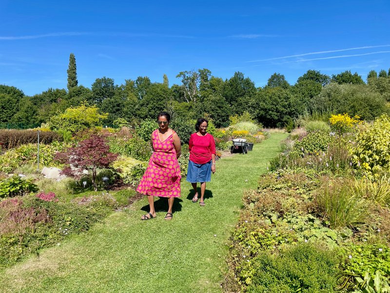 ladies-Garden-centre-HD.jpg