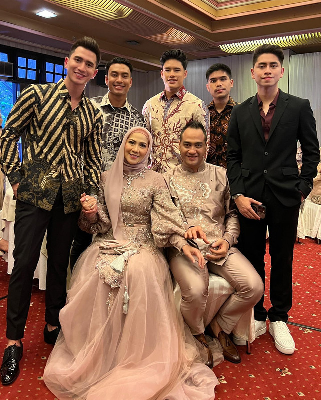 Verrell dan Athalla berfoto Venna Melinda dan Ferry Irawan dalam acara lamaran