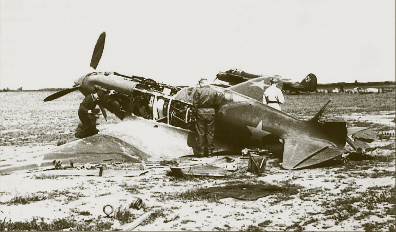 Mikoyan-Gurevich-MiG-3-destroyed-on-the-ground-during-Operation-Barbarossa-1941-01