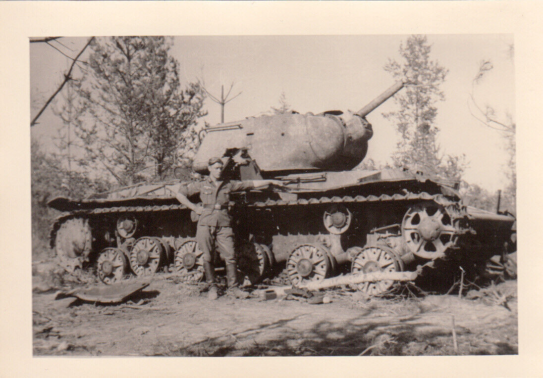 Zerstörter russischer Kampfpanzer KW.