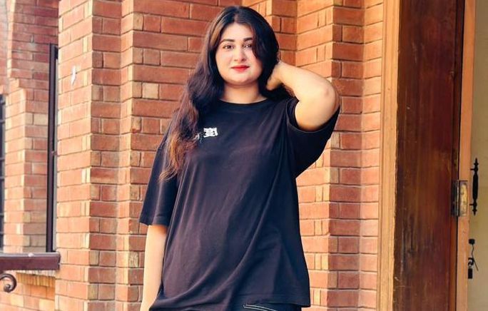 Paki Babe Showing Her Sexy Figure